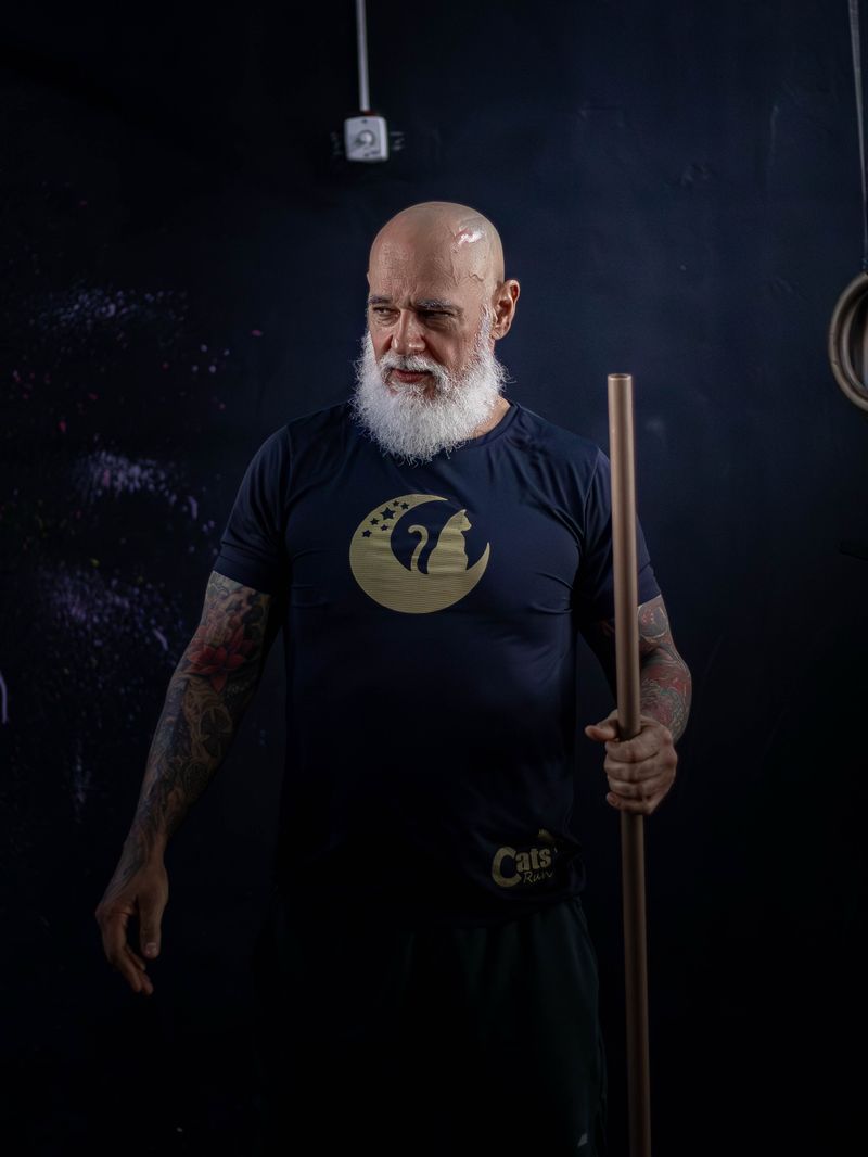 Atleta em agachamento com barra, fotografia preto e branco