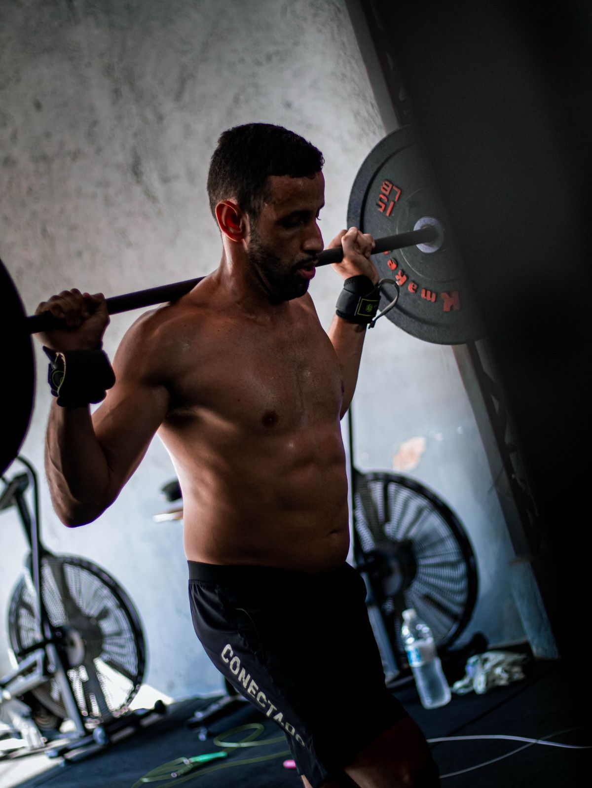 Atleta concentrada em exercício de força