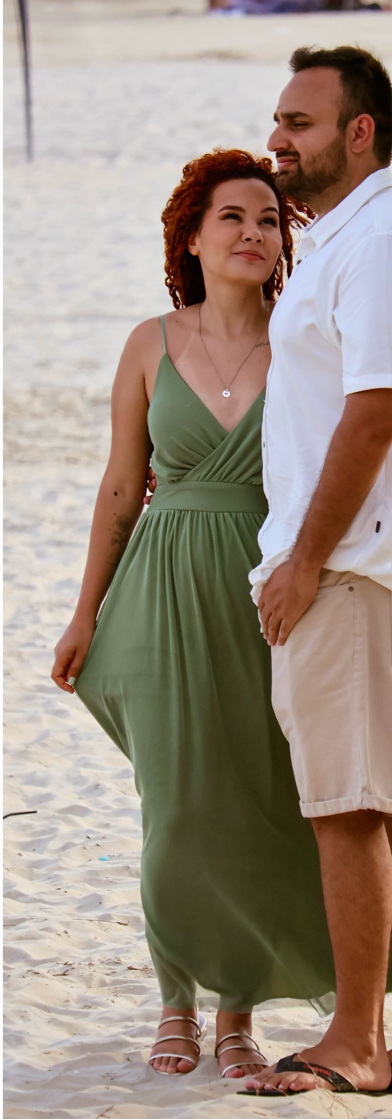 Casal na praia durante celebração de casamento