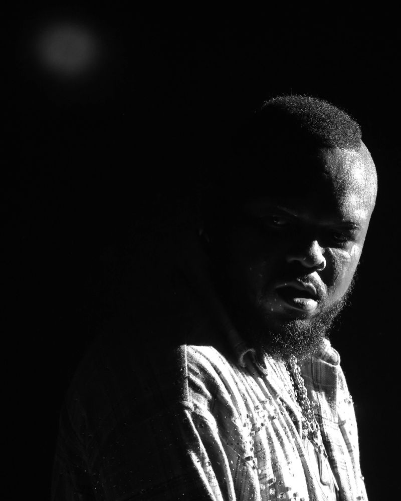 Retrato de artista no palco em preto e branco
