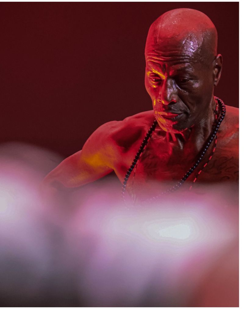 Artista sob luz vermelha durante apresentação