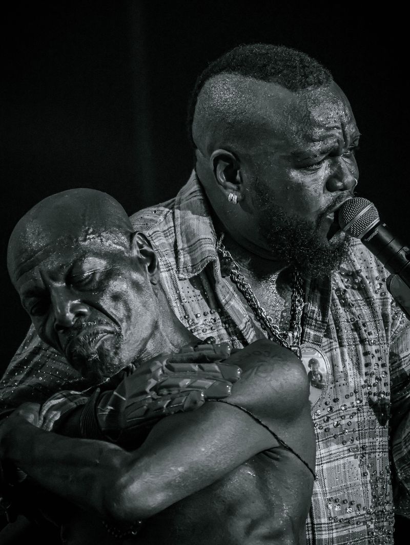 Artistas em performance de rua sob luz dramática
